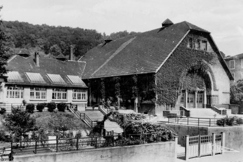 La salle des fêtes et le jardin d'enfants dans les années 1950 - vue en noir et blanc